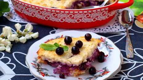 творожно-кокосовая запеканка со смородиной