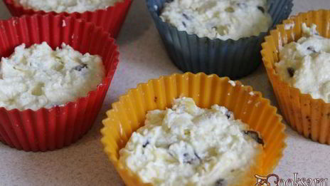 творожные мини-запеканки с бананом и изюмом