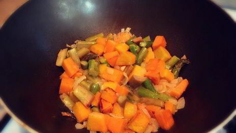 тыквенная запеканка со спаржей, с сырной корочкой и колбаской из индейки