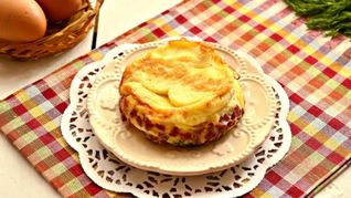 Яичная запеканка с колбасой и зеленью