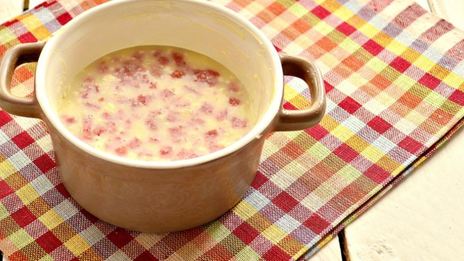 яичная запеканка с колбасой и зеленью