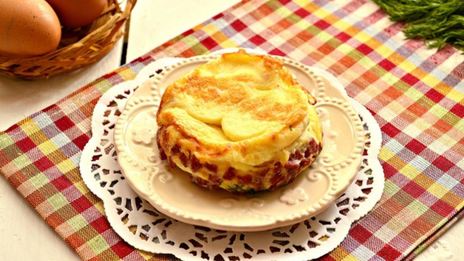 яичная запеканка с колбасой и зеленью