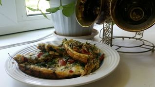 Запеканка из чесночных стрелок на сковороде