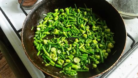 запеканка из чесночных стрелок на сковороде