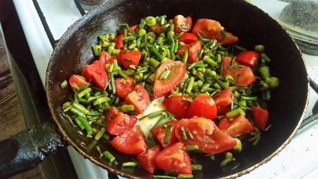 запеканка из чесночных стрелок на сковороде