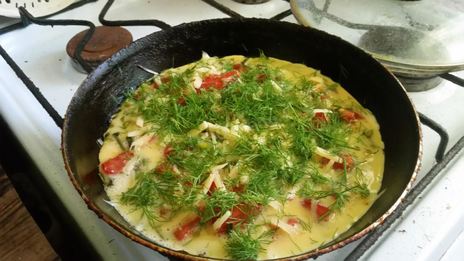 запеканка из чесночных стрелок на сковороде