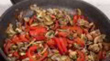 запеканка из киноа с грибами и перцем