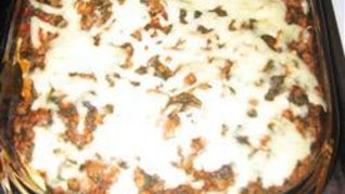 Запеканка из макарон, шпината и сыра с томатным соусом