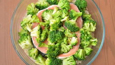 запеканка из семги, риса и брокколи