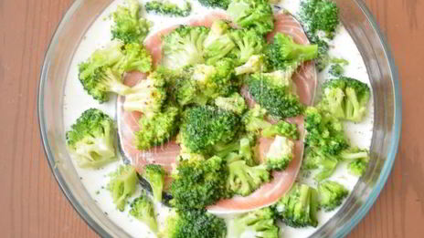 запеканка из семги, риса и брокколи