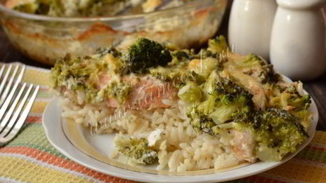 запеканка из семги, риса и брокколи