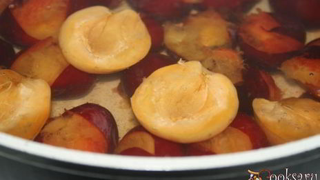 компот из алычи, абрикос и летних ягод