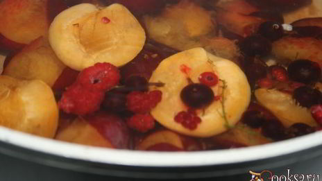 компот из алычи, абрикос и летних ягод