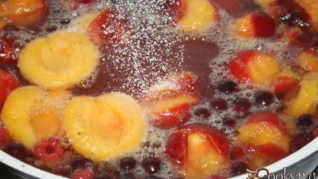 компот из алычи, абрикос и летних ягод