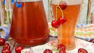 Компот из черешни в кастрюле