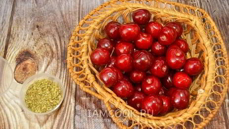 компот из черешни в кастрюле