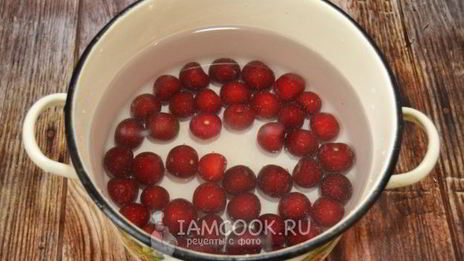 компот из черешни в кастрюле