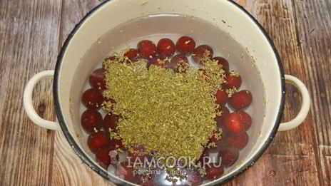 компот из черешни в кастрюле