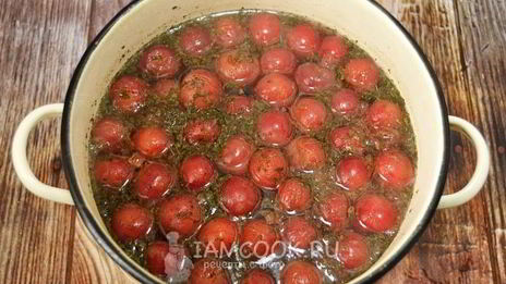 компот из черешни в кастрюле