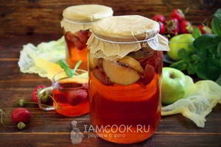 Компот из клубники и яблок