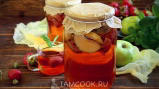 Компот из клубники и яблок