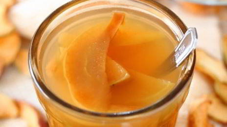 компот из сушеных яблок, изюма и кураги