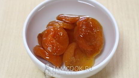 компот из сушеных яблок, изюма и кураги