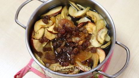 компот из сушеных яблок, изюма и кураги
