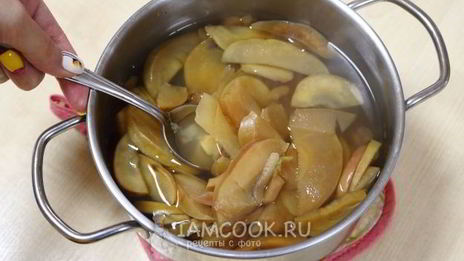 компот из сушеных яблок, изюма и кураги