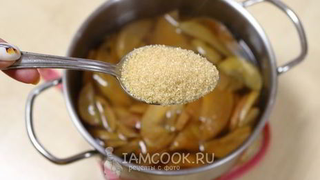 компот из сушеных яблок, изюма и кураги