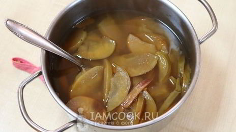 компот из сушеных яблок, изюма и кураги