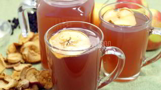 Компот из сушеных яблок с ягодами