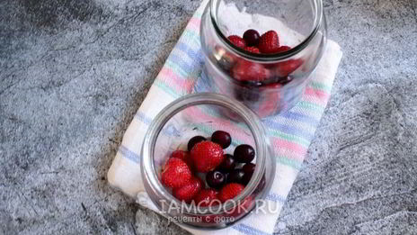 компот из вишни и клубники