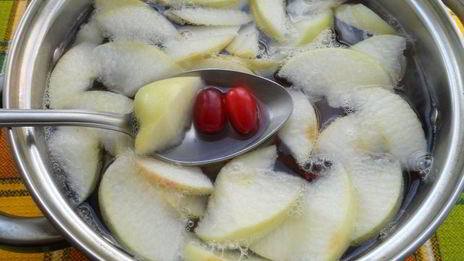 компот из яблок и кизила с мятой