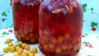 Компот с алычой и малиной