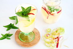 Компот с ревенем и яблоками