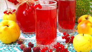 Компот с яблоками, малиной, калиной и айвой