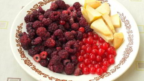 компот с яблоками, малиной, калиной и айвой