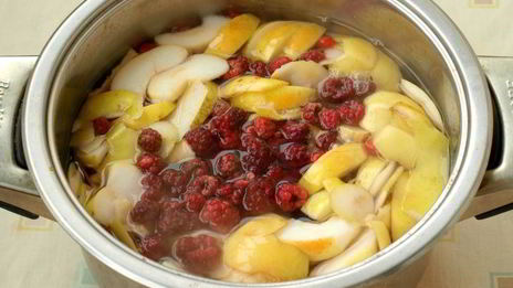 компот с яблоками, малиной, калиной и айвой