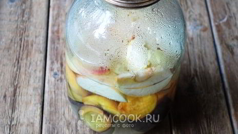 компот с яблоками, сливами и персиками на зиму