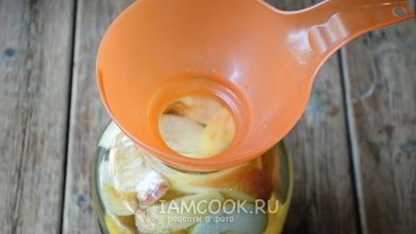 компот с яблоками, сливами и персиками на зиму