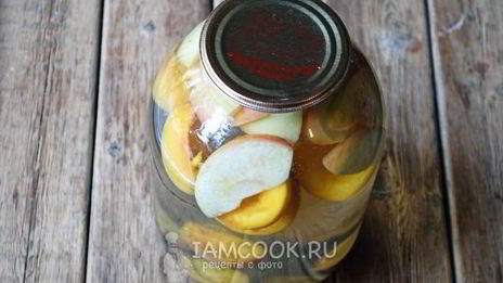 компот с яблоками, сливами и персиками на зиму