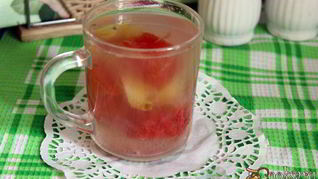 Летний компот с арбузом, яблоком и ягодами