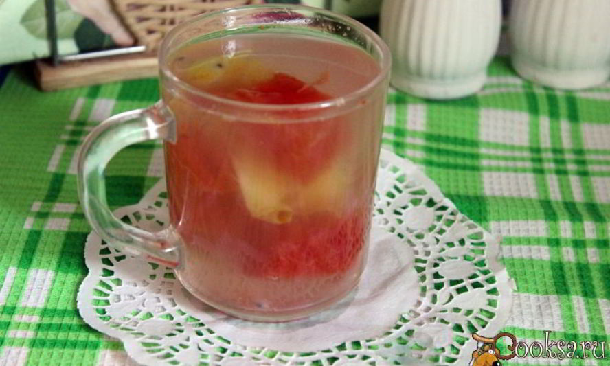 Рецепт летнего компота с арбузом, яблоком и ягодами