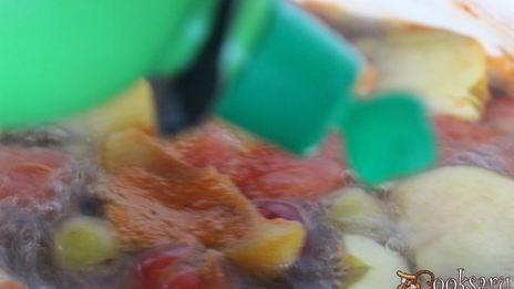 летний компот с арбузом, яблоком и ягодами