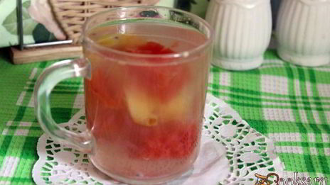 летний компот с арбузом, яблоком и ягодами