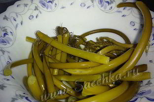 Квашеные стрелки чеснока