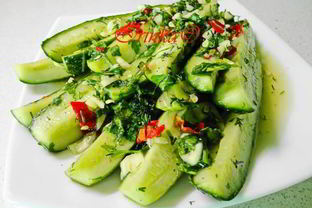 Быстромаринованные огурцы в контейнере