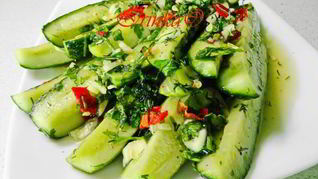 Быстромаринованные огурцы в контейнере