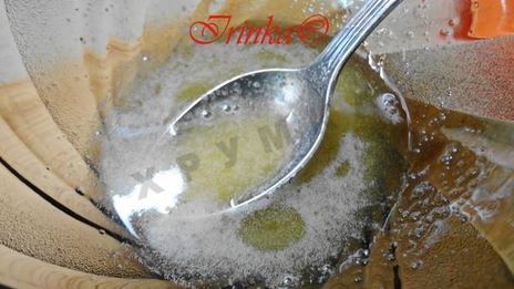 быстромаринованные огурцы в контейнере